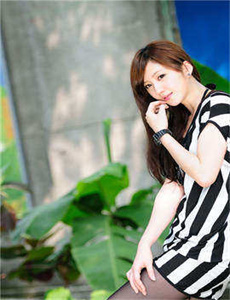 动漫美女脱小内内露尿口,客厅里YING乱